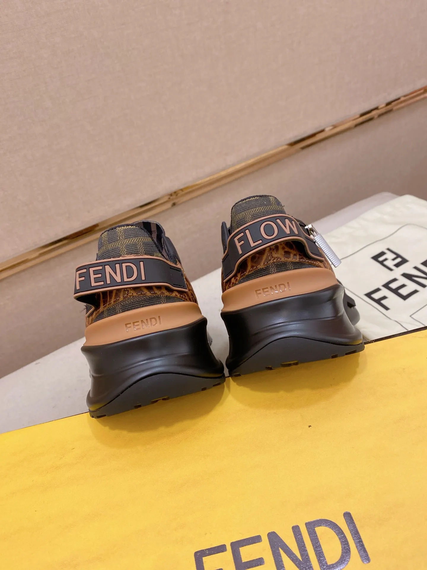 Factory price: 620💰(high version) [Fendi] Fendi’s latest casual shoes for men! Available at counters simultaneously! A one-to-one replica of the original. Made entirely of imported top-grain calfskin, the interior is made of top-grain water-dyed cowhide, and the original factory-supplied rubber outsole. Leading new fashion concepts. Matching code: 38-44 can be customized, 45 is not returnable!